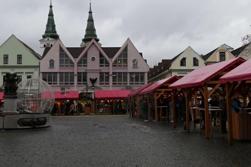 Vianočné trhy na Mariánskom námestí v Žiline. FOTO: TASR/Erika Ďurčová