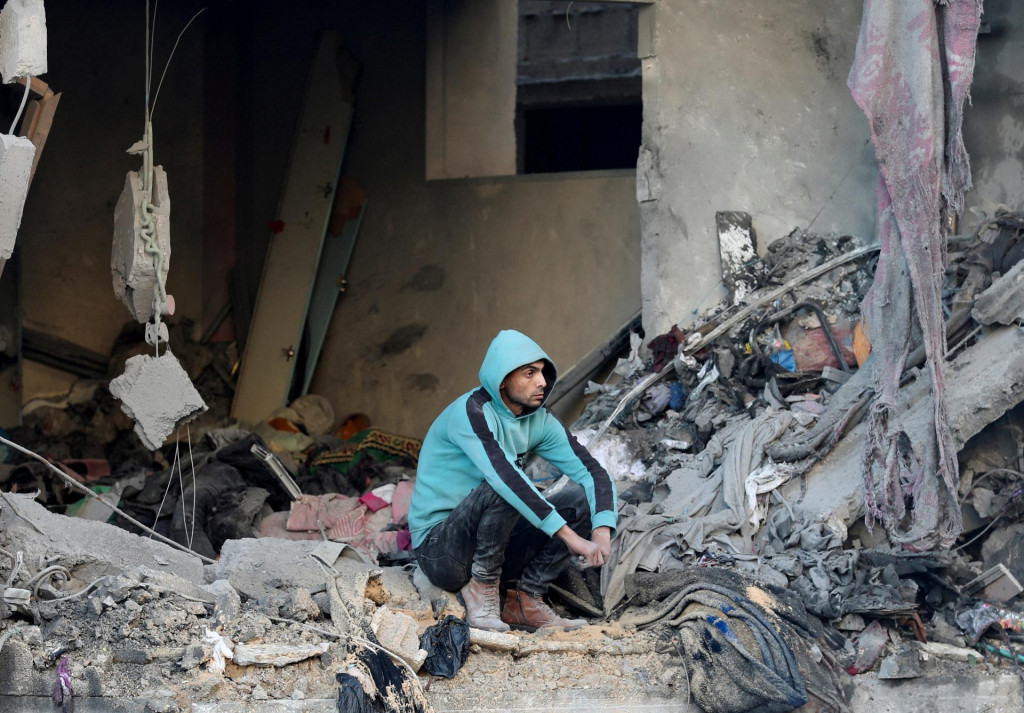 Miesto izraelského úderu v utečeneckom tábore Nusajrát v centrálnom Pásme Gazy. FOTO: Reuters