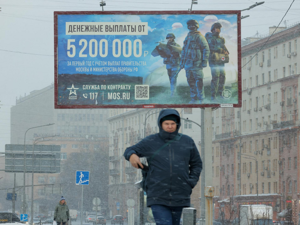 Transparent, ktorý propaguje zmluvnú vojenskú službu v ruskej armáde. FOTO: Reuters