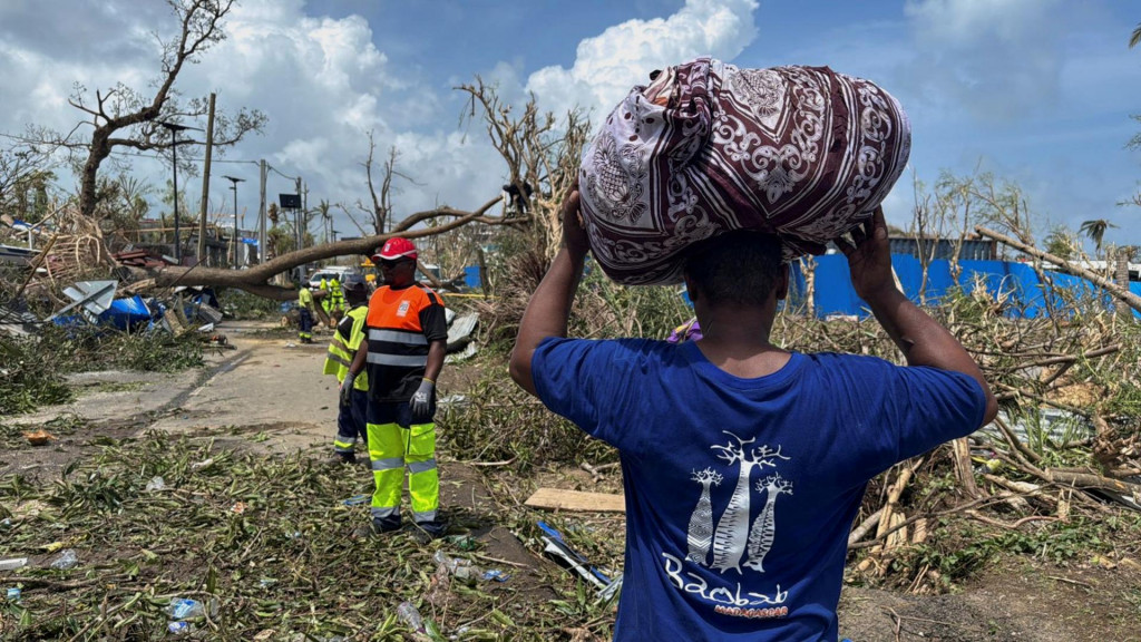 Záchranári pokúšajú uvoľniť zablokovanú cestu po cyklóne Chido v Labattoir na francúzskom súostroví Mayotte. FOTO: Reuters