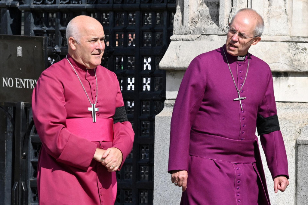 Arcibiskup z Yorku Stephen Geoffrey Cottrell (vľavo) a arcibiskup z Canterbury Justin Welby, ktorý v novembri oznámil rezignáciu. FOTO: Reuters