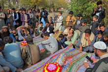 Ľudia smútia nad hrobmi príbuzných, ktorí boli zabití po tom, čo ozbrojenci spustili paľbu na osobné vozidlá v pakistanskej oblasti Kurram (22. novembra 2024). FOTO: Reuters