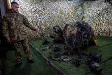 Zvyšky ruskej rakety Orešnik, ktorá v novembri zasiahla mesto Dnipro, dôkladne preskúmali experti Služby bezpečnosti Ukrajiny (SBU). FOTO: Reuters