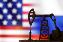 FILE PHOTO: Oil pump jack is seen in front of displayed U.S. and Russian flags in this illustration taken, October 8, 2023. REUTERS/Dado Ruvic/Illustration/File Photo FOTO: Dado Ruvic