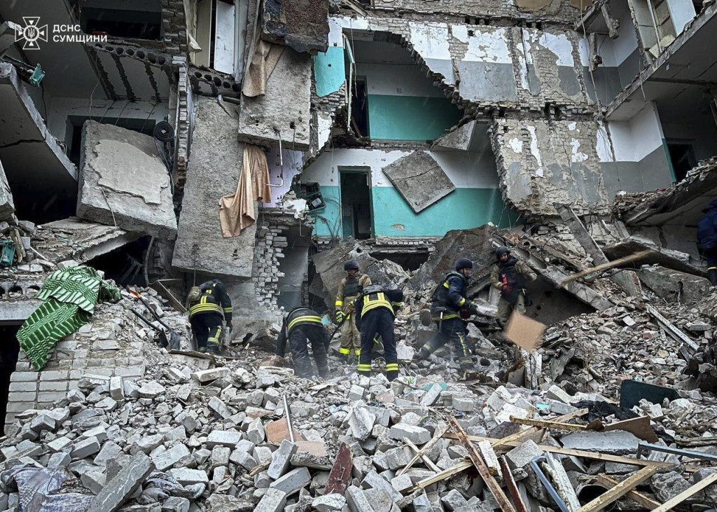 Ukrajina utrpela v priebehu takmer tri roky trvajúcej ruskej ofenzívy ťažké ekonomické straty. Pri obnove jej infraštruktúry dostanú príležitosť zahraniční investori. FOTO: TASR/AP