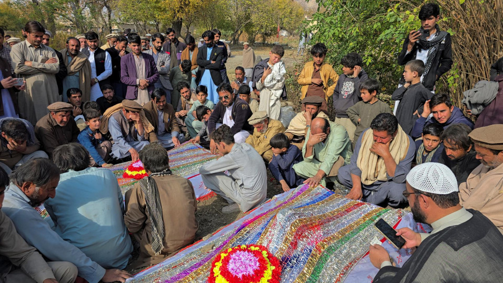 Ľudia smútia nad hrobmi príbuzných, ktorí boli zabití po tom, čo ozbrojenci spustili paľbu na osobné vozidlá v pakistanskej oblasti Kurram (22. novembra 2024). FOTO: Reuters