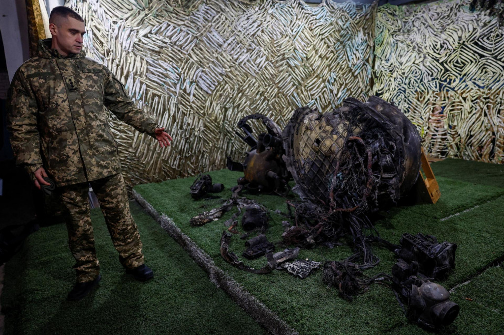 Zvyšky ruskej rakety Orešnik, ktorá v novembri zasiahla mesto Dnipro, dôkladne preskúmali experti Služby bezpečnosti Ukrajiny (SBU). FOTO: Reuters