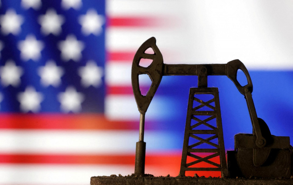 FILE PHOTO: Oil pump jack is seen in front of displayed U.S. and Russian flags in this illustration taken, October 8, 2023. REUTERS/Dado Ruvic/Illustration/File Photo FOTO: Dado Ruvic