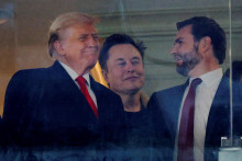 K novozvolenému americkému prezidentovi Donaldovi Trumpovi sa pripája generálny riaditeľ spoločností Tesla a SpaceX a navrhovaný spolupredseda komisie DOGE Elon Musk a zvolený viceprezident J.D. Vance. FOTO: Reuters