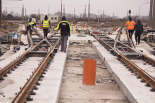 Pracovníci čistia a upravujú terén obrátky koľajiska električiek Janíkov dvor v bratislavskej mestskej časti Petržalka. FOTO: TASR/Miroslav Košírer