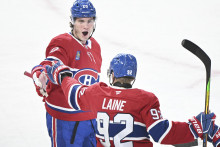 Slovenský hokejista Montrealu Canadiens Juraj Slafkovský (vľavo) a jeho spoluhráč Patrik Laine sa radujú z gólu počas zápasu zámorskej NHL Montreal Canadiens - Buffalo Sabres. FOTO: TASR/AP