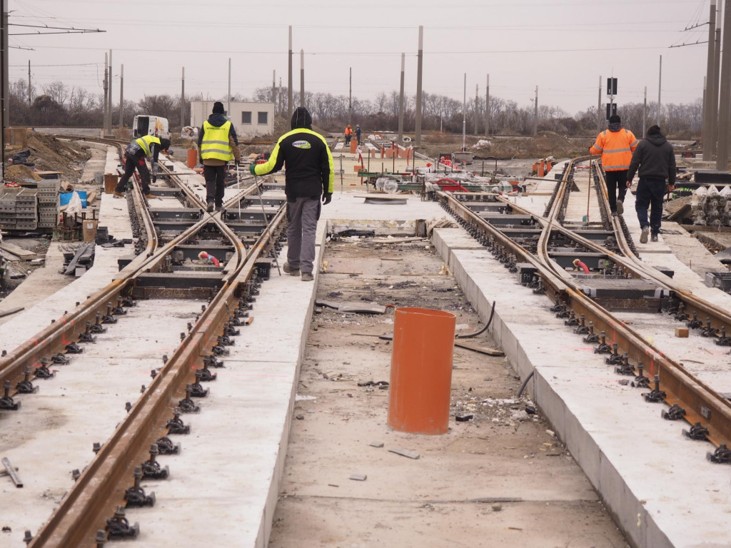 Pracovníci čistia a upravujú terén obrátky koľajiska električiek Janíkov dvor v bratislavskej mestskej časti Petržalka. FOTO: TASR/Miroslav Košírer