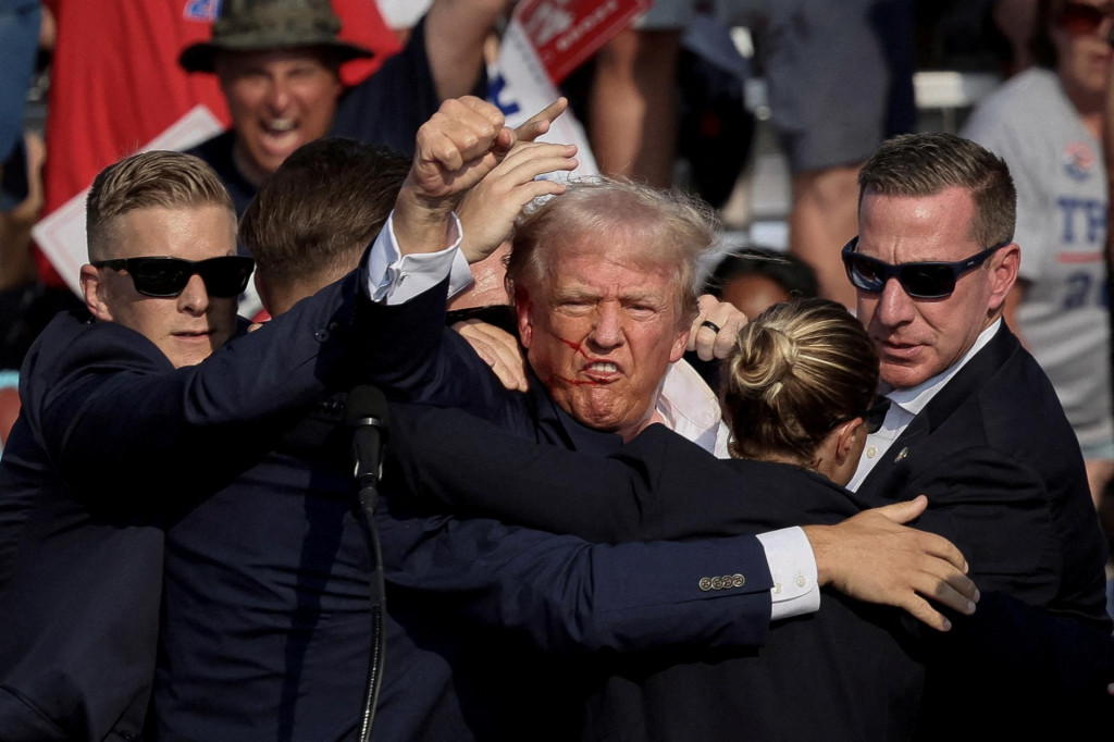 Donald Trump krátko po tom, ako naňho atentátnik vystrelil. FOTO: Reuters