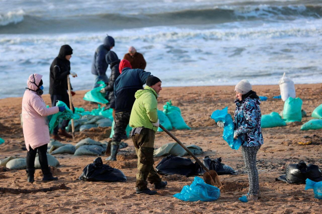 Dobrovoľníci pracujú na čistení pobreží v čiernomorskom letovisku Anapa v Rusku. FOTO: Reuters/Kancelária primátora mesta Anapa