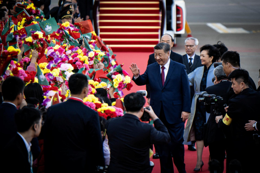 Čínsky prezident Si Ťin-pching po prílete na medzinárodné letisko v Macau. FOTO: Reuters