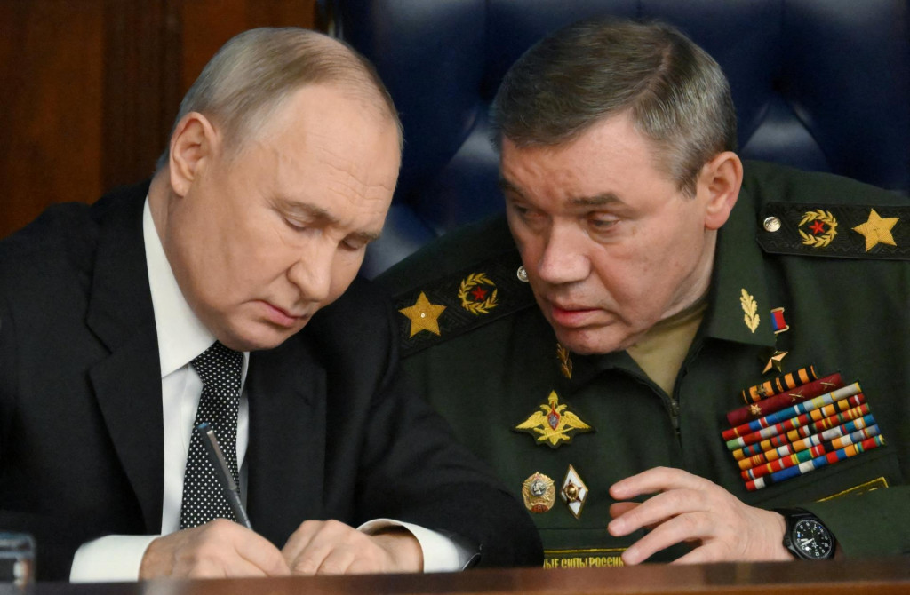 Ruský prezident Vladimir Putin a náčelník generálneho štábu ruských ozbrojených síl Valerij Gerasimov. FOTO: Reuters