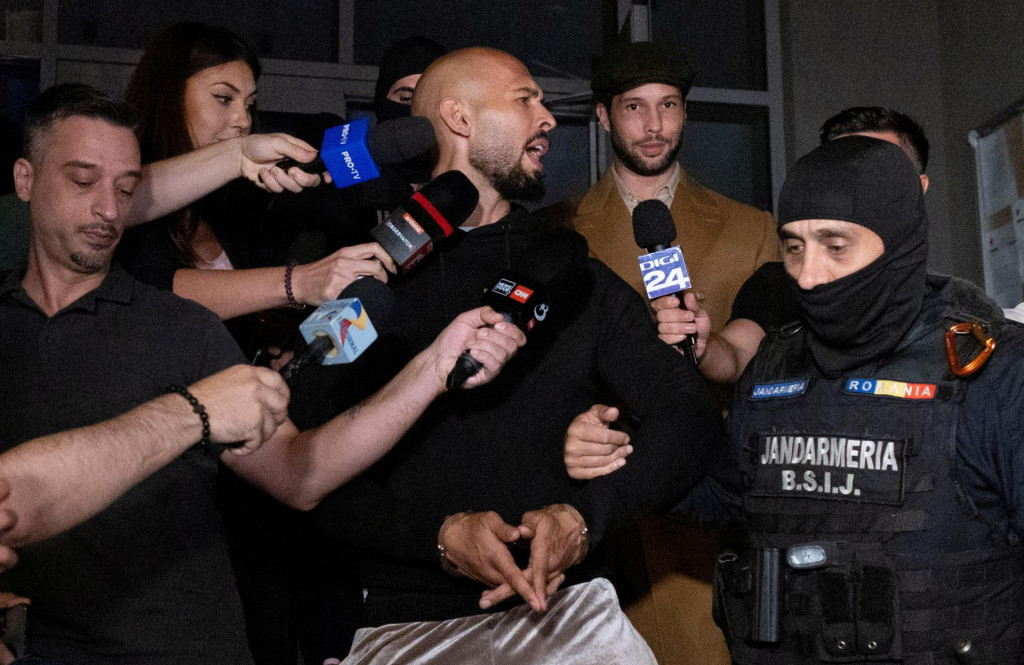 Andrew Tate a jeho brat Tristan sú eskortovaní pred riaditeľstvom pre vyšetrovanie organizovaného zločinu a terorizmu (DIICOT), v Bukurešti. FOTO: Reuters/Inquam Photos