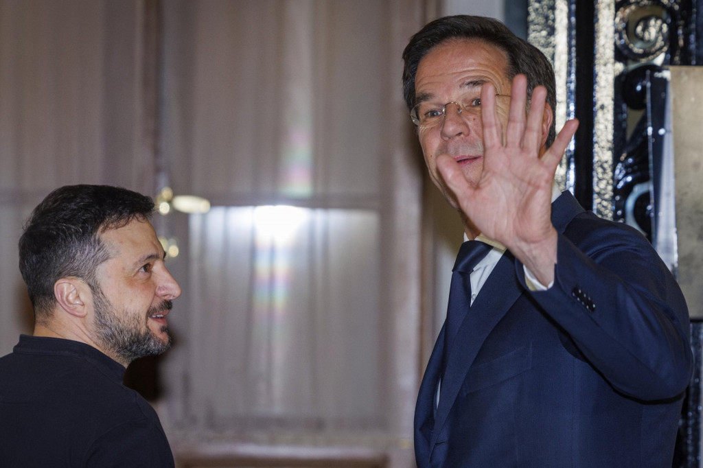 Generálny tajomník NATO Mark Rutte (vpravo) a ukrajinský prezident Volodymyr Zelenskyj mávajú po krátkom vyjadrení pred stretnutím v Bruseli. FOTO: TASR/AP