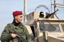 Člen Kurdmi vedených Sýrskych demokratických síl (SDF) stojí pozdĺž ulice v Hasakah v Sýrii. FOTO: REUTERS