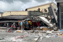 Sutiny okolo zrútenej budovy po silnom zemetrasení v Port Vila na Vanuatu. FOTO: Reuters/Mike Thompson