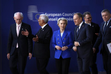 Zľava bývalý predseda Európskej rady Herman Van Rompuy, predseda Európskej rady António Costa, predsedníčka Európskej komisie Ursula von der Leyenová, poľský premiér Donald Tusk, fínsky premiér Petteri Orpo a slovenský premiér Robert Fico. FOTO: TASR/AP