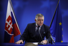 Slovenský premiér Robert Fico hovorí počas tlačovej konferencie po skončení samitu Únie v Bruseli. FOTO: TASR/AP