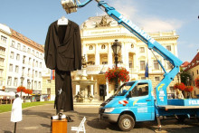 Najväčší pánsky oblek na svete ušili krajčírky z topoľčianskeho závodu spoločnosti Ozeta Neo, predstavili ho v roku 2014 na Hviezdoslavovom námestí v Bratislave FOTO: TASR/Miroslav Košírer