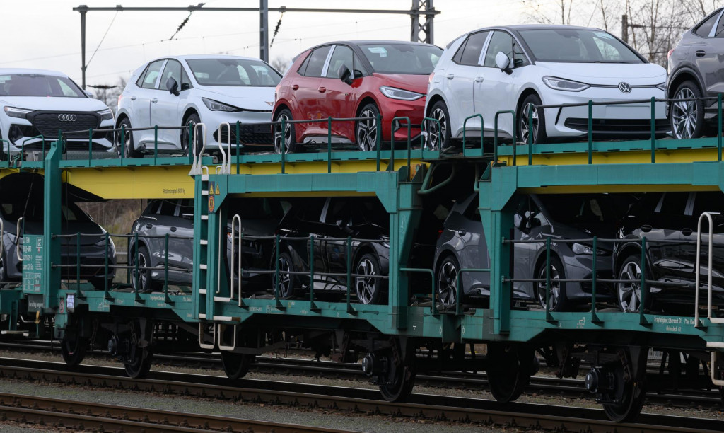 Nákladný vlak nesie nové vozidlá zo závodu Volkswagen. FOTO: TASR/DPA