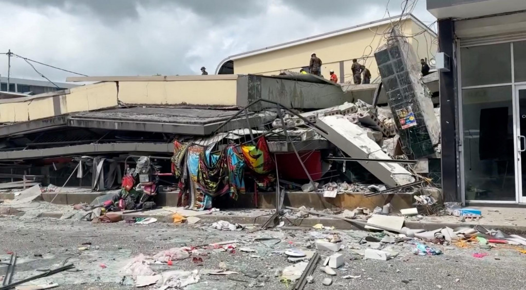 Sutiny okolo zrútenej budovy po silnom zemetrasení v Port Vila na Vanuatu. FOTO: Reuters/Mike Thompson