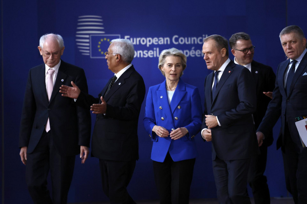 Zľava bývalý predseda Európskej rady Herman Van Rompuy, predseda Európskej rady António Costa, predsedníčka Európskej komisie Ursula von der Leyenová, poľský premiér Donald Tusk, fínsky premiér Petteri Orpo a slovenský premiér Robert Fico. FOTO: TASR/AP