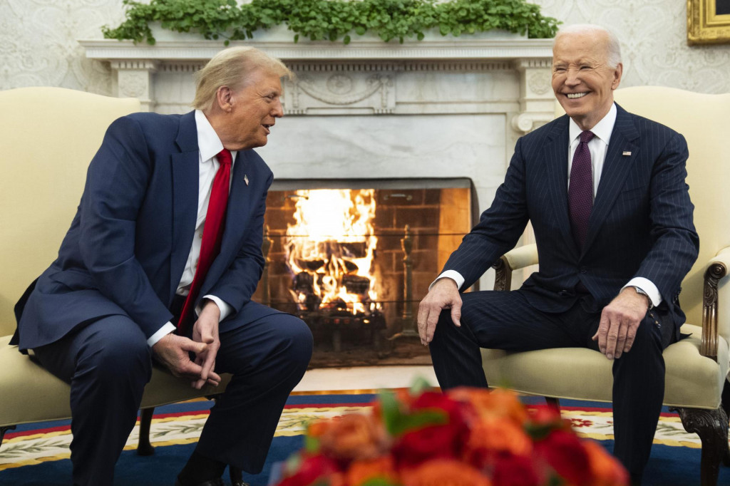 Americký prezident Joe Biden (vpravo) počas stretnutia v novozvoleným prezidentom Donaldom Trumpom v Bielom dome vo Washingtone. Americký prezident Joe Biden oznámil, že sa ”určite” zúčastní na inaugurácii novozvoleného prezidenta Donalda Trumpa v januári budúceho roka. FOTO: TASR/AP