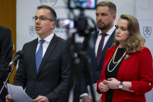 Na snímke zľava minister práce, sociálnych vecí a rodiny Erik Tomáš, minister zdravotníctva Kamil Šaško a prezidentka Konfederácie odborových zväzov Monika Uhlerová.

FOTO: TASR/J. Kotian