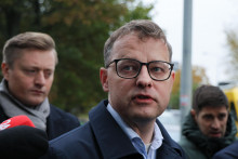 Na archívnej snímke z 15. októbra 2024 poslanec opozičnej strany Právo a Spravodlivosť (PiS) a bývalý námestník ministra spravodlivosti Marcin Romanowski. FOTO TASR/PAP