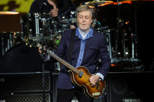 Hudobník Paul McCartney vystupuje počas svojho turné ‘Got Back‘ v Londýne v Británii. FOTO: Reuters