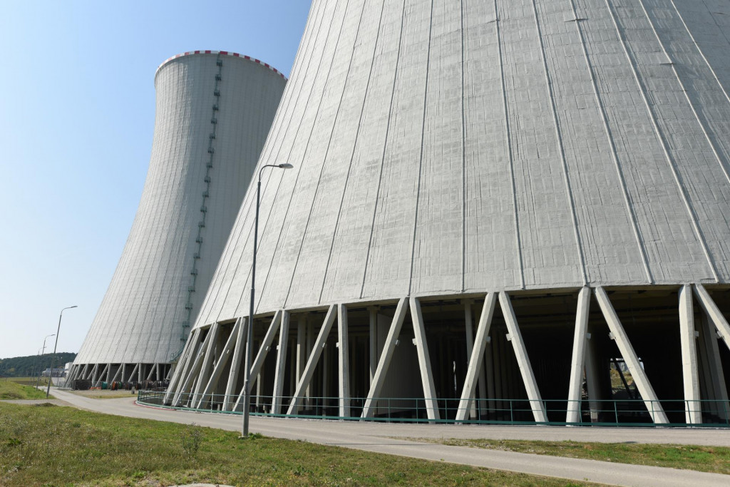 Chladiarenske veže 3. bloku jadrovej elektrárne Mochovce. FOTO TASR/Lukáš Grinaj