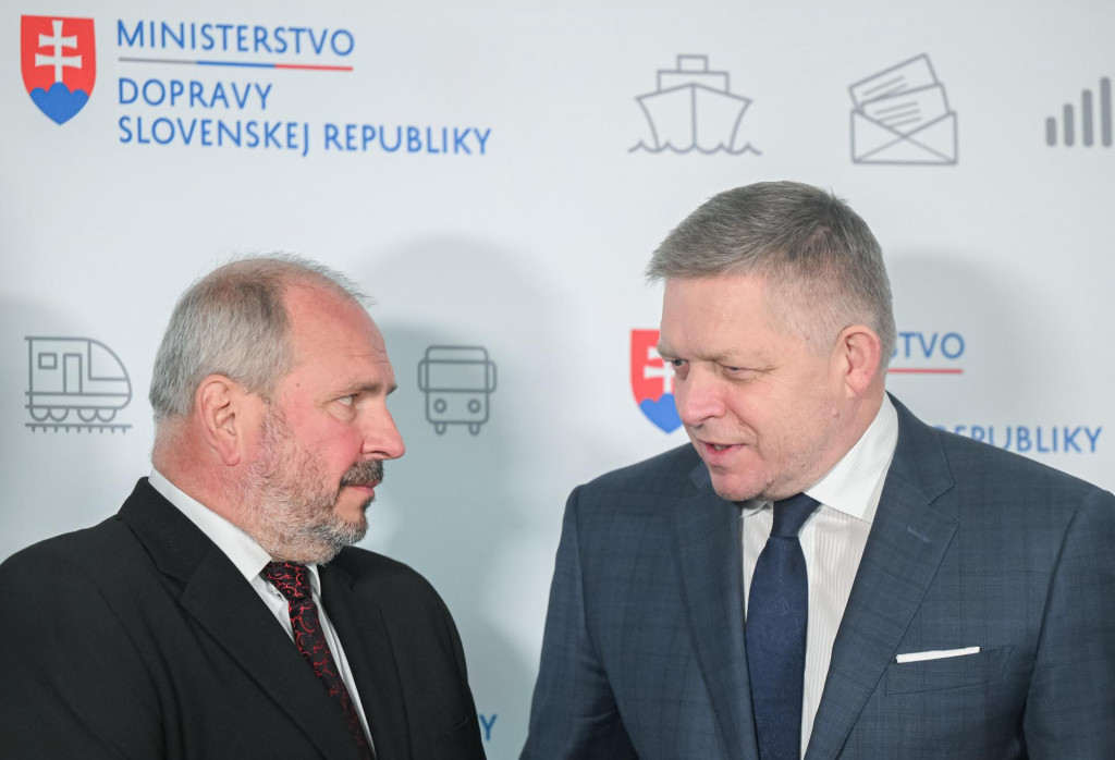 Na sn&iacute;mke sprava predseda vl&aacute;dy SR Robert Fico (Smer-SD) a &scaron;t&aacute;tny tajomn&iacute;k ministerstva dopravy SR Igor Choma počas tlačovej konferencie na t&eacute;mu Pekn&eacute;, kvalitn&eacute; a cenovo dostupn&eacute; b&yacute;vanie 22. novembra 2024 v Bratislave. FOTO TASR - Martin Baumann FOTO: Martin Baumann