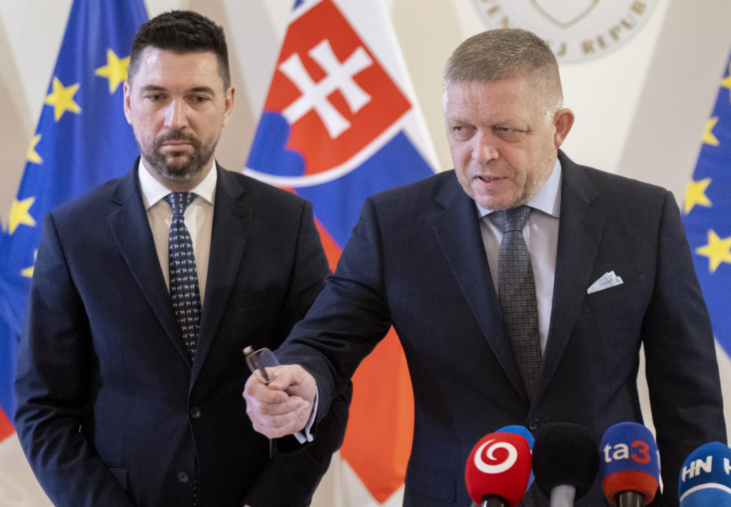 Minister p&ocirc;dohospod&aacute;rstva a rozvoja vidieka Richard Tak&aacute;č a predseda vl&aacute;dy Robert Fico (obaja Smer-SD). FOTO: TASR/Martin Baumann