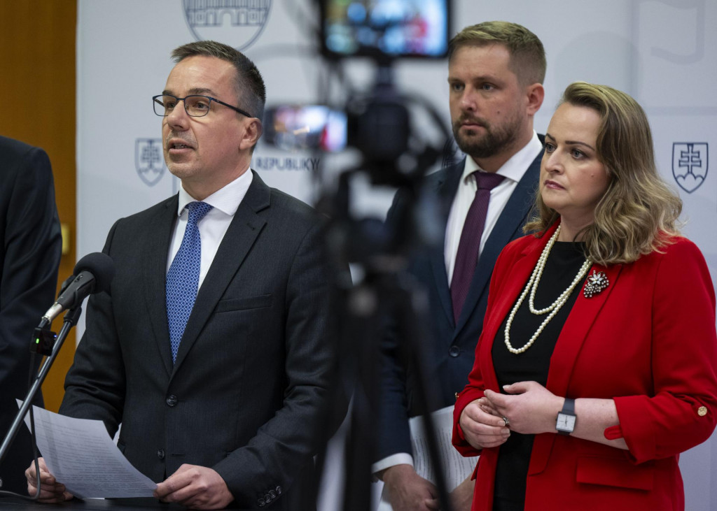 Na snímke zľava minister práce, sociálnych vecí a rodiny Erik Tomáš, minister zdravotníctva Kamil Šaško a prezidentka Konfederácie odborových zväzov Monika Uhlerová.

FOTO: TASR/J. Kotian