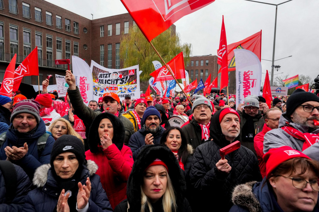 Zamestnanci protestujú varovným štrajkom odborov IG Metall pred centrálou Volkswagenu v nemeckom Wolfsburgu. FOTO: Reuters