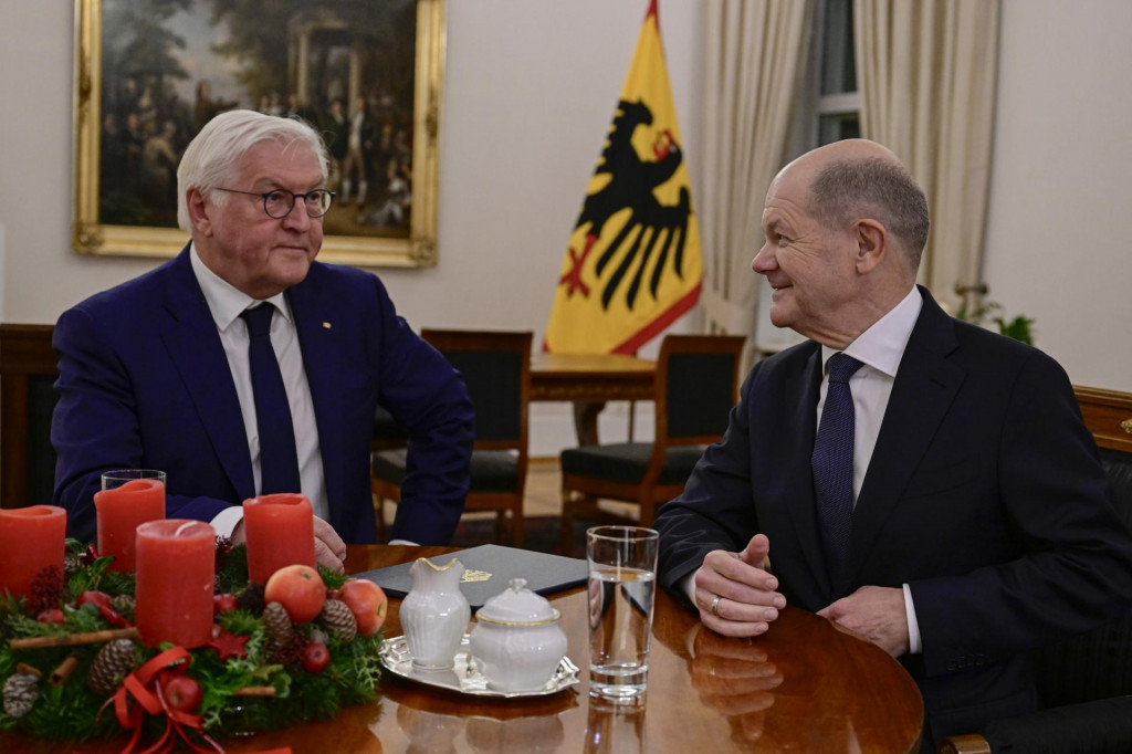 Nemecký kancelár Olaf Scholz (vpravo) sa v prezidentskom paláci Bellevue v Berlíne stretáva s nemeckým prezidentom Frankom-Walterom Steinmeierom, aby ho požiadal o rozpustenie parlamentu po tom, čo stratil dôveru. FOTO: TASR/AP