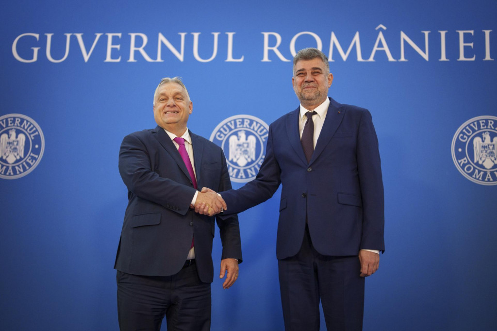 Maďarský premiér Viktor Orbán (vľavo) a rumunský premiér Marcel Ciolacu. FOTO: TASR/AP