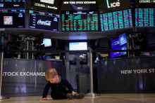 FILE PHOTO: A child plays on the floor during the trading day on the traditional bring-your-kids-to-work day on the floor at the New York Stock Exchange (NYSE) in New York City, U.S., November 29, 2024. REUTERS/Brendan McDermid/File Photo FOTO: Brendan Mcdermid