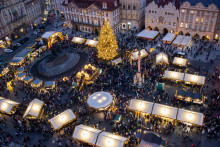 Vianočné trhy na Staromestskom námestí v Prahe. FOTO: TASR/Barbora Vizváryová