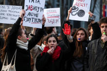 Ľudia sa zhromažďujú počas protestu proti vládnej politike, korupcii a nedbanlivosti, ktorú obviňujú zo smrti obetí katastrofy na železničnej stanici v Novom Sade v novembri v Belehrade. FOTO: Reuters