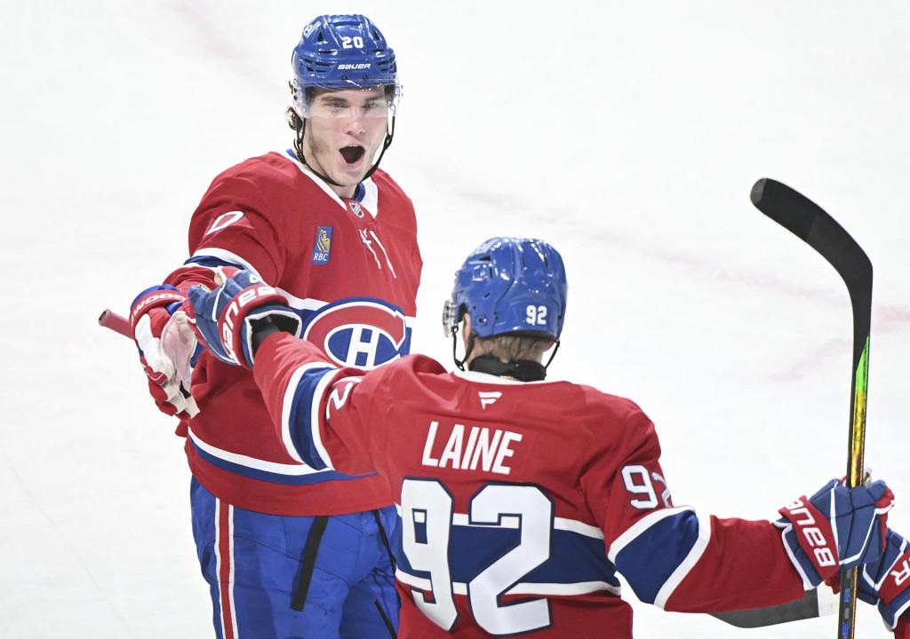 Slovenský hokejista Montrealu Canadiens Juraj Slafkovský (vľavo) a jeho spoluhráč Patrik Laine sa radujú z gólu počas zápasu zámorskej NHL Montreal Canadiens - Buffalo Sabres v kanadskom meste Montreal. FOTO: TASR/AP