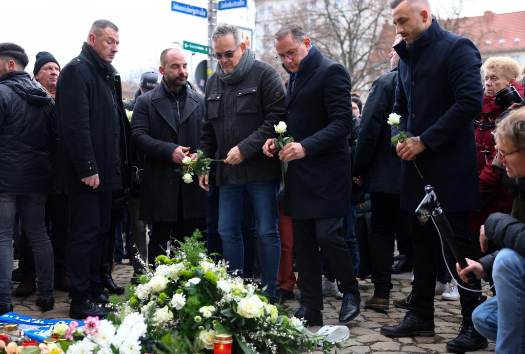 Spolulíder strany Alternatíva pre Nemecko Tino Chrupalla prináša kvety na miesto, kde auto vrazilo do davu ľudí na vianočných trhoch v Magdeburgu. FOTO: Reuters