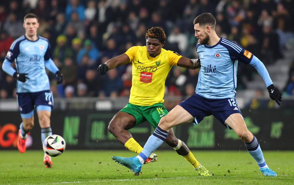 Africký legionár Erick Bile exceloval aj v šlágri jesene, keď tiež vďaka jeho výkonu domáci Žilinčania dokázali zdolať bratislavský Slovan. FOTO: TASR/D. Stehlík