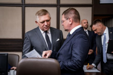 Premiér Robert Fico a podpredseda vlády pre plán obnovy a znalostnú ekonomiku Peter Kmec.

FOTO: Úrad vlády SR