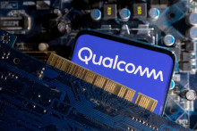 Smartfón s vystaveným logom spoločnosti Qualcomm. FOTO: REUTERS