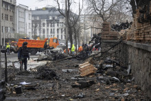 Policajt si prezerá materiálne škody po útoku ruskej armády na ukrajinské hlavné mesto Kyjev. FOTO: TASR/AP